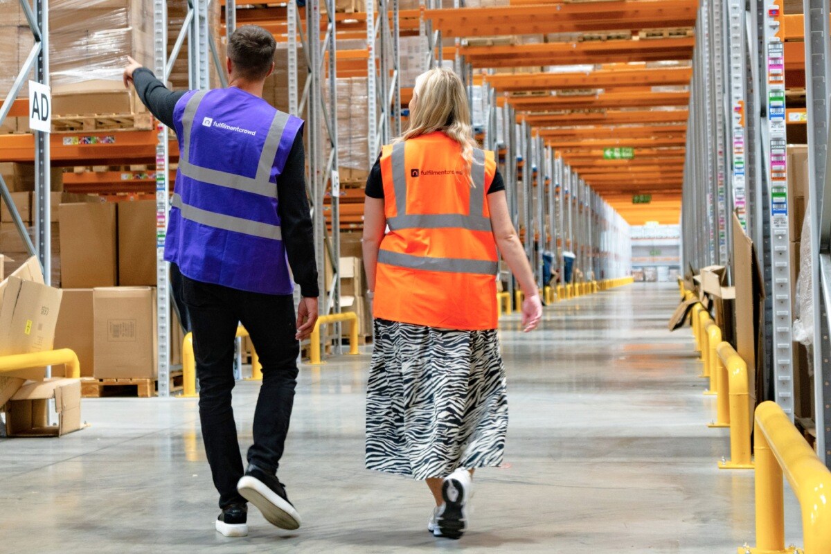 fulfilmentcrowd employee and client in the warehouse