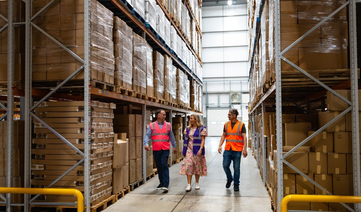 fulfilmentcrowd employee and clients in the warehouse