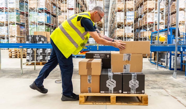 fulfilmentcrowd worker in warehouse